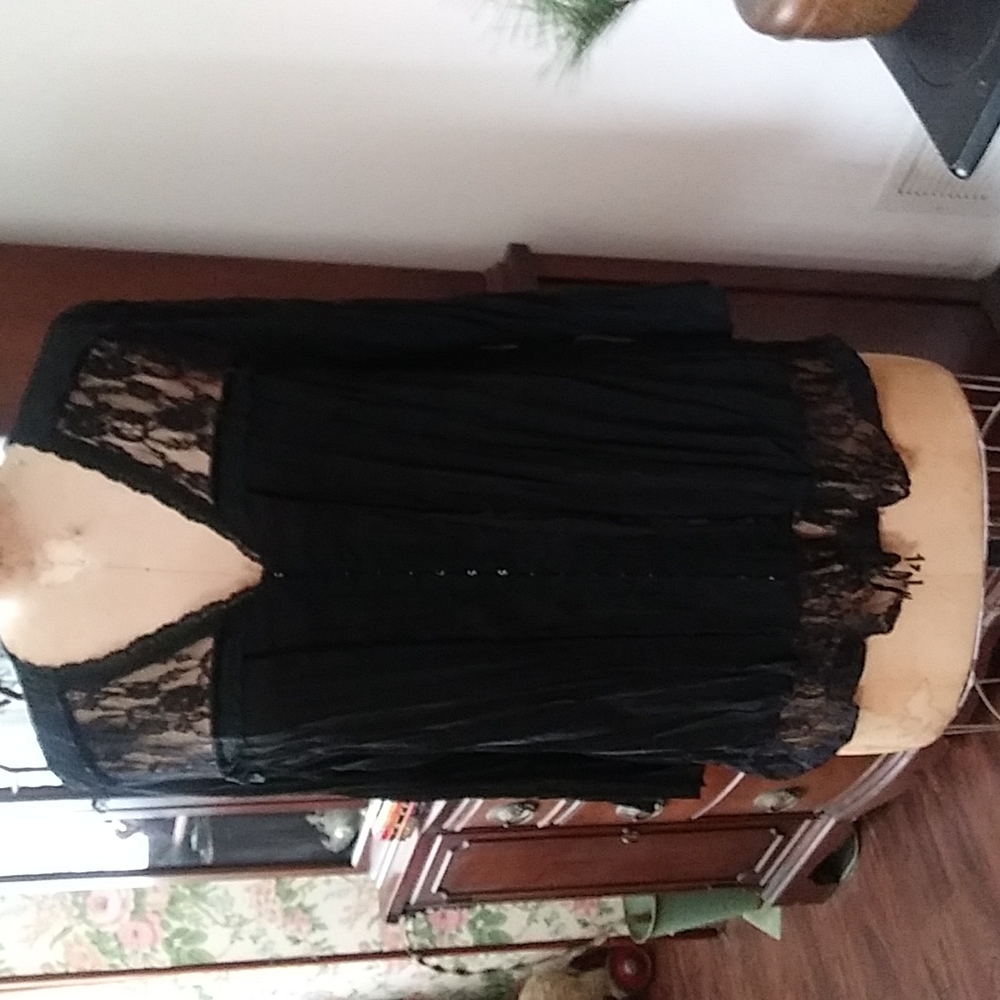 Woman's size 1X blouse by Studio 1940. Front closures are hook & eye.